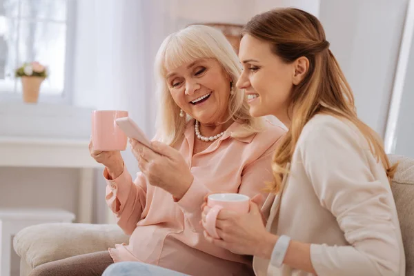 Boldog idős nő használ neki smartphone — Stock Fotó