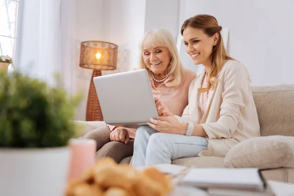 Mujeres positivas alegres usando un ordenador portátil — Foto de Stock