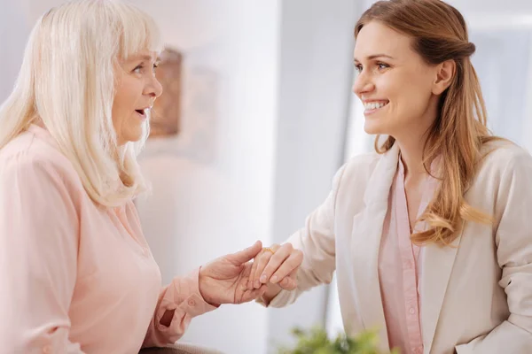 Positive Seniorin freut sich für ihre Tochter — Stockfoto