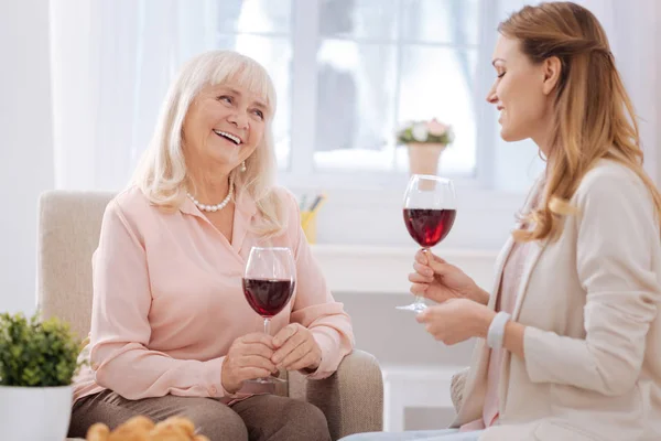 Alegre positiva madre e hija teniendo vino — Foto de Stock