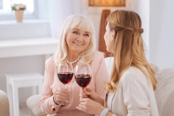 Alegre buena madre e hija disfrutando del vino — Foto de Stock