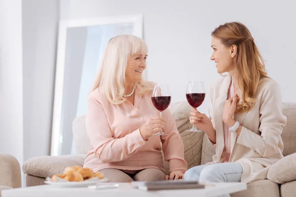 Şarap içmek iyi memnun kadın — Stok fotoğraf