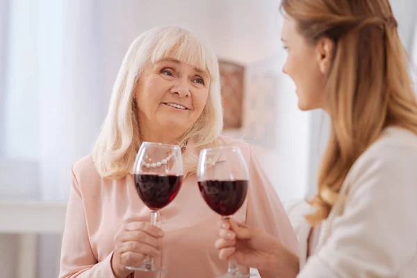 Bir bardak şarap tutan güzel yaşlı kadın — Stok fotoğraf