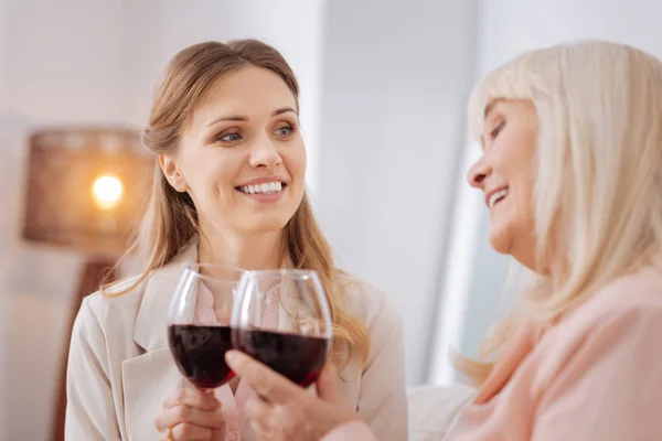 Joyeuses belles femmes acclamant avec du vin — Photo