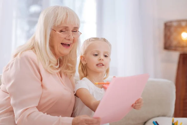 Mooie senior vrouw met een tekening — Stockfoto