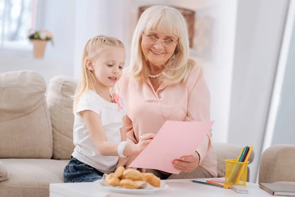 Glada år kvinna prata med hennes barnbarn — Stockfoto