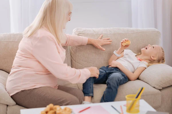 Χαρούμενα ξανθό κορίτσι που γελάει — Φωτογραφία Αρχείου