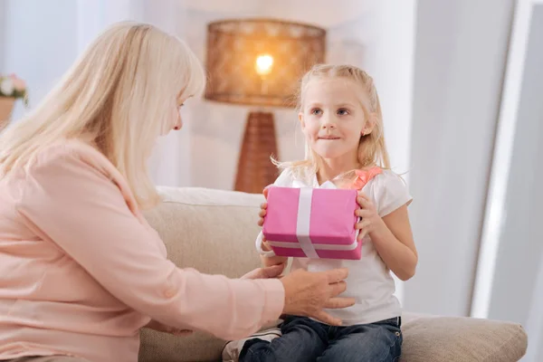 Vrolijke schattig meisje houdt van een doos van de gift — Stockfoto