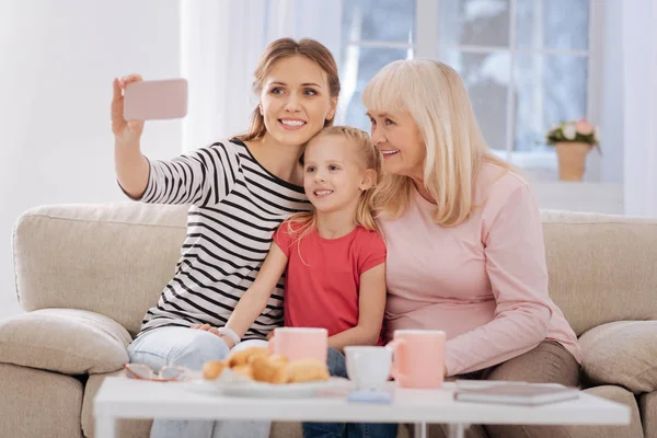 Alegre família positiva tirar uma foto — Fotografia de Stock