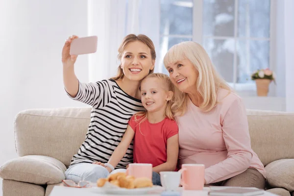 Belle femme heureuse prenant une photo de famille — Photo