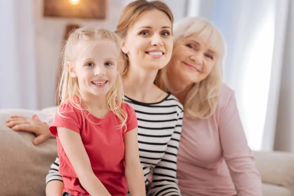 Gelukkig mooi meisje glimlachend — Stockfoto