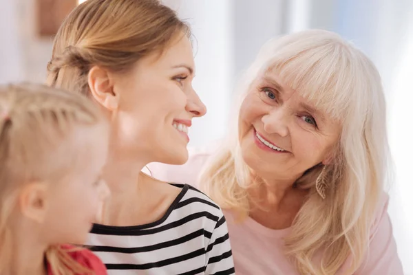 Nöjd äldre kvinna leende till dig — Stockfoto