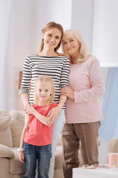 Trevlig glad familj står tillsammans — Stockfoto