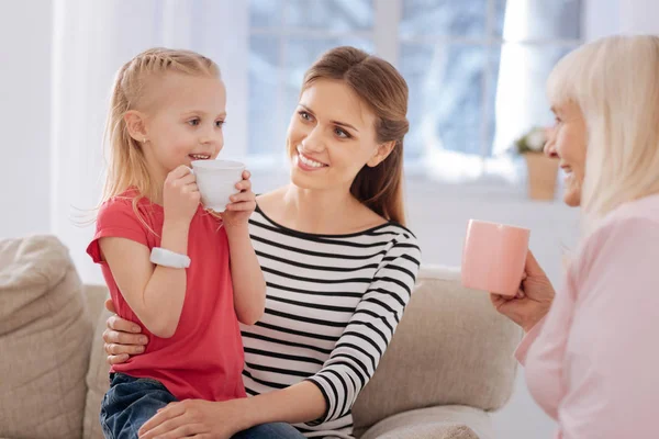 Leuk schattig meisje houdt een kopje — Stockfoto