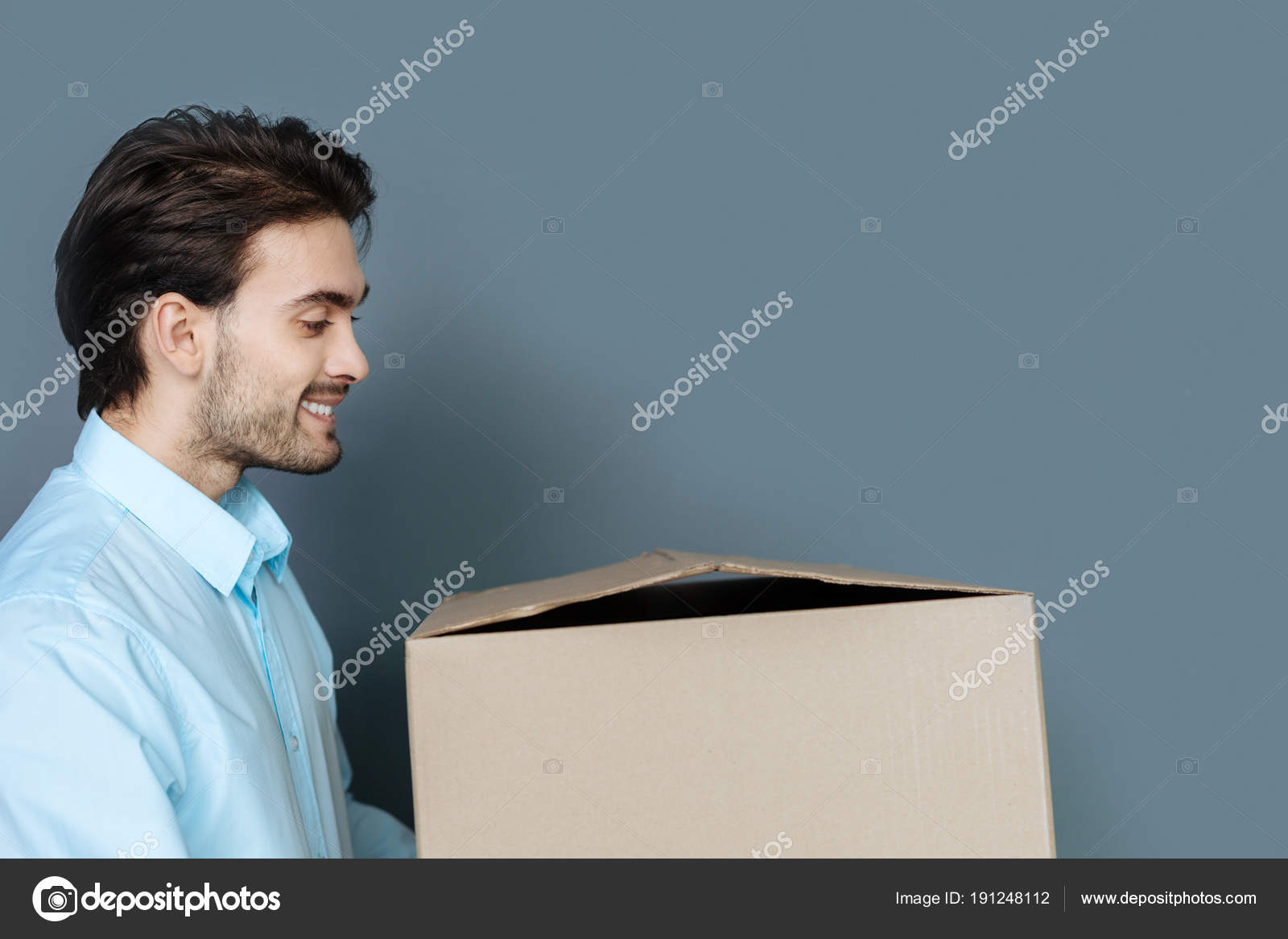 безобидный человек. повышение по карьерной лестнице. человек который раскрывает дела. жесты руками. призвание человека картинки.