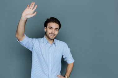 Elini tutarak olumlu dostça adam