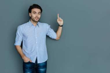 Onun fikri paylaşan akıllı yakışıklı adam