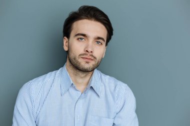 Sana bakarken ciddi sakallı adam