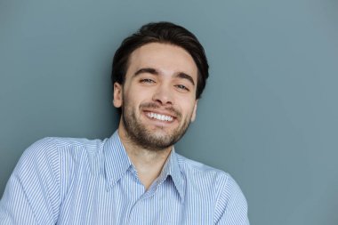 Gülümseyen yakışıklı güzel bir adam portresi