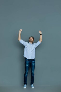 Pozitif neşeli adam ararken