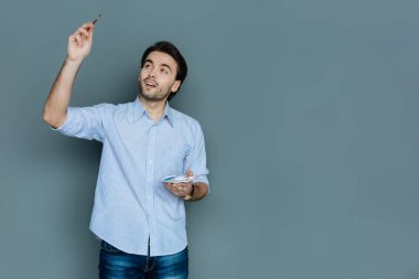 Bir fırça tutan memnun yetenekli adam