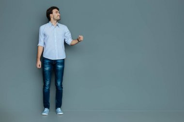 Bir nesne tutan güzel neşeli adam