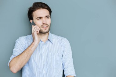 Akıllı kendine güvenen adam arama yapma