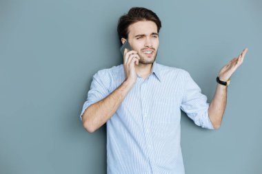 Güzel yakışıklı gesticulating