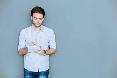 Ciddi akıllı adam not almak