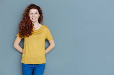 Sana bakmak güzel neşeli kadın