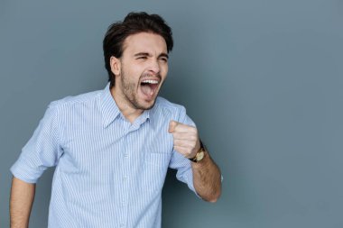 Neşeli bir şarkı imzalama yetenekli bir adam