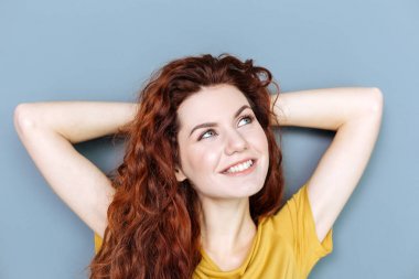 Mutlu bir kırmızı saçlı kadın portresi