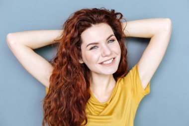 Size gülümseyen mutlu rahat kadın