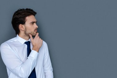 Düşünceli yakışıklı çözüm için aramaya