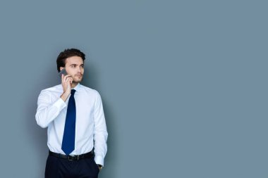 Akıllı kendine güvenen adam arama yapma