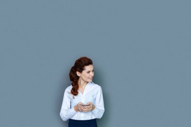 Bir kenara arıyorum memnun olumlu iş kadını