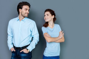 Birbirlerine bakan keyifli gençler.