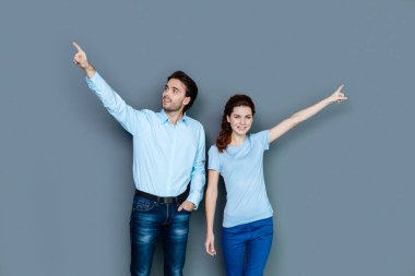 Güzel neşeli insanlar farklı yönlere işaret