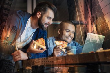 Olumlu arkadaş birlikte pizza yerken filmleri izlerken