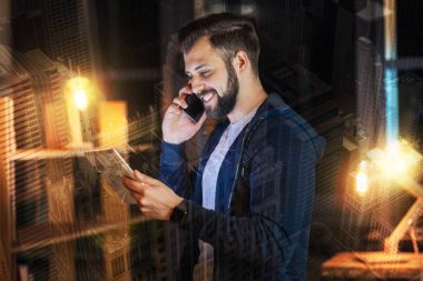 Onun aygıtı seyir ve onun telefonda konuşurken samimi adam