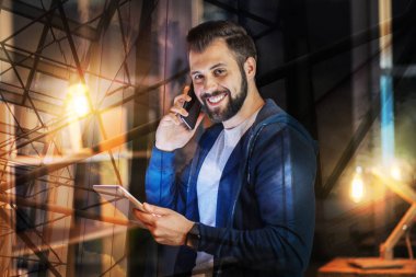 Onun arkadaşıyla telefonda konuşurken ve gülümseyerek olumlu adam