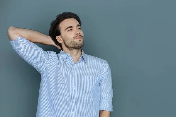 Positiver fröhlicher Mann, der seinen Kopf berührt — Stockfoto