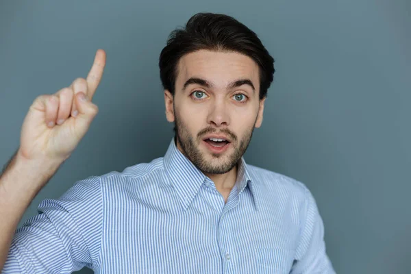 Intelligent ung man pekar med fingret — Stockfoto