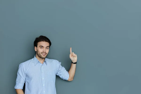 Fröhlicher positiver Mann, der dich anlächelt — Stockfoto