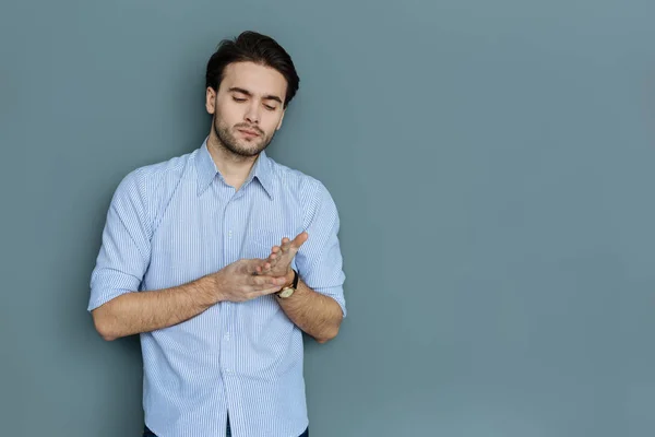 Netter nachdenklicher Mann, der seine Hand berührt — Stockfoto