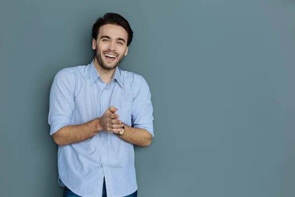 Gioioso uomo positivo sentirsi felice — Foto Stock