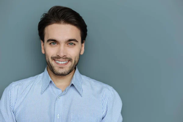 Portret van een mooie brunette man — Stockfoto