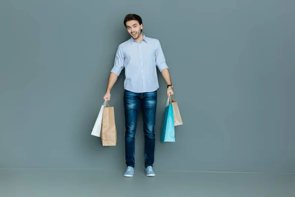 Bello allegro uomo andare a fare shopping — Foto Stock