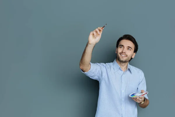 Gioioso artista creativo godendo il suo lavoro — Foto Stock