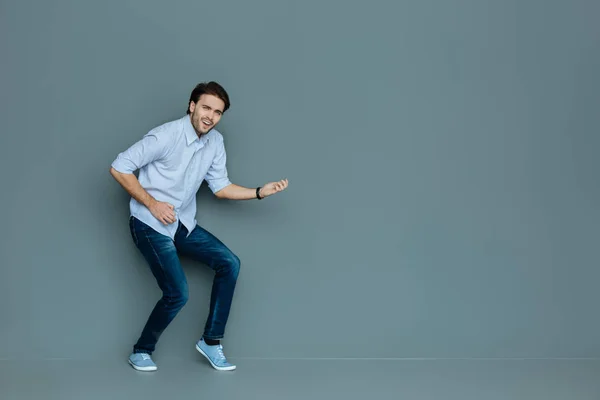 Alegre feliz homem tocando música — Fotografia de Stock